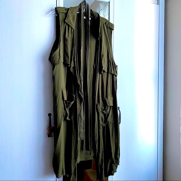 Kaki Vest 🍃 - Picture 1 of 3